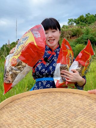 鲜美鹿茸菇炖汤,全家人都爱的滋补好味道! 今天又是一个忙碌的一天!感谢大家的支持与信任!每天都在努力给大家找好东西!#夏天来点“凉快”美食#卡美罗自制大赛#减脂期做饭有多简单#这个暑假一起去趟西安吧#糯米糍粑尝尝尝尝