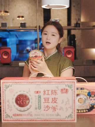 早餐新选择!港式陈皮红豆沙,营养又美味! 想喝美味粥却没时间?这款速食粥帮你解决!#早餐 #早餐吃什么 #代餐 #八宝粥 #需要大声安利的烟火气美食 "红豆常被认为有“健脾利湿、补血养颜”的作用,适合改善因“湿气重”导致的身体困重、食欲不振,或因气血不足引起的面色不佳;陈皮则能“理气健脾、燥湿化痰”,既能中和红豆的微湿性质,避免刺激肠胃,又能化解甜腻、促进脾胃运化,尤其适合脾胃功能稍弱、容易腹胀的人群。因此,这款甜品传统上常被视作温和的养生甜品,适合日常调理食用。"