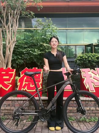 山地骑行不怕颠,油碟轻盈手感赞! 这款是铝合金车架的山地自行车轻便轻盈,内走线设计美观大方,干净卫生没有灰尘,手感更轻柔,不易退色,材质厚实饱满,钢圈加粗,升级银星牌油碟刹更制动效果更好,反应也更快捷#早秋不费力显贵穿搭 #爱生活爱骑行 #感受大自然的气息和美景 #好东西一起分享 #开学基础开学的vlog就不基础