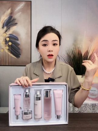 补水保湿神器!大学生必备护肤六件套,包邮可退太安心 这个护肤套装真的太好用了!而且是包邮到家的哦~还有运费险呢!就是说如果不喜欢还可以退回去哈!!