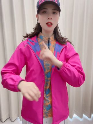 夏日户外必备!透气防风防晒鸭舌帽,面料细腻不变形 这个帽子太好穿了! 垂感不塌脸,速干又耐脏,不易变形,透气还不臃肿,搭配衣服很显瘦,还能当围脖戴,防风还洋气,面料#穿搭#面料柔软舒适 #好物推荐 #冲锋衣 #出游穿搭