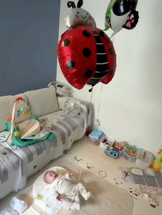 宝宝生日惊喜不断,卡通气球免费送! 你看他好可爱啊😍#哄娃神器 #母婴好物 