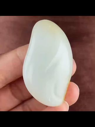 天然和田玉羊脂玉随形原石吊坠 个头饱满,天然老熟 质地油润细腻,形状饱满均匀,满满的油疙瘩,艳丽高贵,温润而泽,缜密以栗。尺寸:50×29×17mm 重量:40.79克#超能下蛋鸭视频激励活动 #音为有你接唱秋天