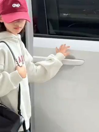 天气降温,给女孩子准备一件香香软软的厚卫衣 冬天怕冷星人必备!这款加绒保暖又好看的衣服别错过啦~#女童穿搭#秋冬穿搭#生女儿就要这样穿#女童卫衣#初秋一周不重样穿搭
