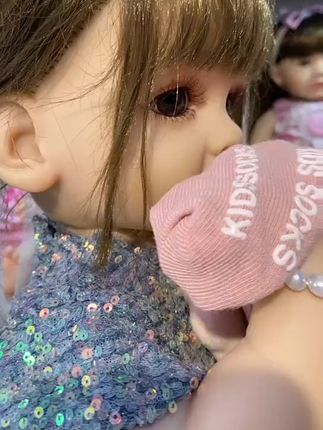 小袜子臭不臭呢?#仿真娃娃婴儿 #过家家玩具#儿童玩具 #玩具视频