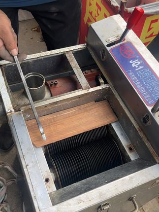 学习如何自己磨绞肉机。 掌握我们的磨刀器使用方法后。人人都可以自己在店里机器上磨。#磨刀器 
