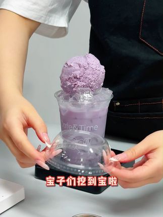 线条与图案共舞,这只咖啡杯超有范 宝子们挖到宝啦!就是这个简约透明塑料杯,颜值直接在线。线条那叫一个丝滑,手绘咖啡杯图案,瞬间氛围感拉满。用它装咖啡开启美好清晨,或盛冷饮赶走夏日燥热,仪式感拉满,让每一次啜饮都是享受~#冷饮杯 #咖啡杯 #简约杯子 #一次性冷饮杯 #咖啡店必备