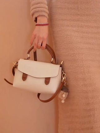 “甜妹必备的‘少女心发射器’ 这个包包真的太好看了吧!而且是包邮发货哦~还有运费险呢!就是说不喜欢还可以退回去哈#包包推荐#包包种草#百搭包包#送女生礼物#早秋穿搭三分钟出门不是梦