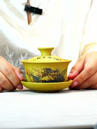 品茶新体验,江南春朝盖碗让每一泡都成享受! 喝茶总担心茶汤不够香?试试这款宜兴紫砂原矿黄金段泥的盖碗!#都来景德镇溜达一夏 #一部陶瓷史半部景德镇的含金量 #没有人能空手走出景德镇 #陶瓷是刻入中国人DNA的浪漫
