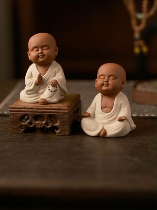 一盏青灯一小僧,禅声落案头。 工作的烦扰、生活的喧嚣,在看到这尊小和尚时,似乎都慢了下来。他不说话,却用那份笃定的沉静告诉你:别急,日子自有它的节奏;别慌,心定了,万事皆安。这小小的摆件,早已不是普通的装饰,而是一隅禅意的寄托,是心灵栖息的角落。#小和尚摆件 #禅意摆件 #可爱小和尚 #茶桌摆件 #好物分享