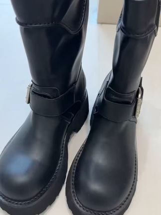 穿上这双马丁靴,冬天再也不怕冷了! 秋冬必备!这款欧美风格的皮靴真的太好穿了!!!关键现在还有活动哦~#更适合小个子的不露腿穿搭#用美美桑内打开萌妹穿搭#穿JK拍南昌之星也太出片了#就用这个转场去溜达吧#夏季干净风穿搭