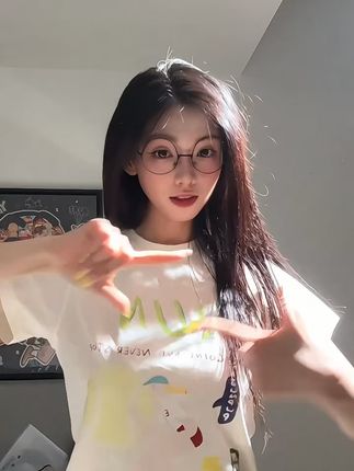 夏日街头风!这款纯棉T恤太百搭了 这个季节穿啥?这款宽松美式的纯棉短袖帮你解决难题! #是时候整点夏日穿搭了 #超清爽的夏日OOTD #夏日穿搭 #一秒入夏 #短袖t恤