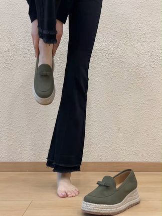 通勤鞋颜值天花板!绿色乐福鞋,轻松穿出“复古文艺感”。 #好鞋推荐 #显高显瘦显腿长 #乐福鞋 #复古女鞋 #通勤穿搭万能配色公式