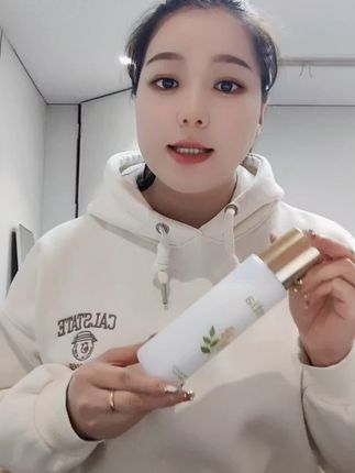 皮肤干燥?这款保湿精华湿敷水帮你轻松解决!免费退超安心 这个化妆水真的好用!冬天皮肤干燥起皮就靠它了!!关键现在有运费险,不喜欢也可以退掉哦~#夏日轻氧感穿搭给视觉降降温#今日人设是都市丽人#夏天如何打造完美又持久的底妆#男生夏日cleanfit穿搭