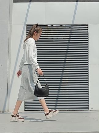 穿上卡皮巴拉松糕鞋,舒适一整天!包邮退货无忧 姐妹们!这个季节一定要试试这款鞋子!!!真的太好穿了~#潘通秋季流行色你看懂了吗 #孙千予琥珀系港味儿穿搭 #早秋中性风穿搭 #吴昕琥珀系都市机能感穿搭 #祝绪丹琥珀流光风提琴少女