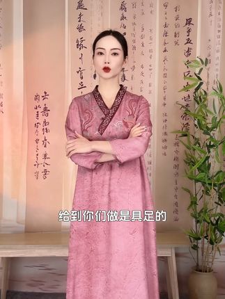 穿上这条旗袍,瞬间提升你的气质! 想穿出东方美学?这款重工刺绣的新款服饰帮你搞定!