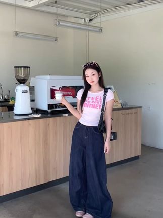 穿上这件粉色T恤,夏天你也超有范! 姐妹们!这个颜色真的太好看了吧!!!穿上它就是高级感满满~快冲啊!!!#迪丽热巴新中式恋夏风#围观红人神级出片现场#跟着白昼小熊DL摇打开恋夏风#摆脱路人感的小个子女生穿搭#梨形身材显瘦穿搭公式