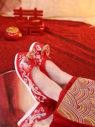 穿上这双古风婚鞋,婚礼上你就是最美的新娘! #绣花鞋 #中式婚鞋 #中式嫁衣 #秀禾婚鞋 #凤冠霞帔