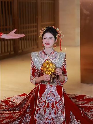 穿上它,新娘就是全场焦点!中式婚服太美了 姐妹们!想要穿得美美的?这款衣服一定要试试!#ootd穿搭#秀禾服#中式嫁衣#中式礼服#结婚