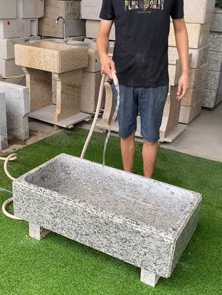 庭院里的自然美景,就差这石槽鱼缸了! 想养大型观赏鱼却没合适容器?试试这种天然材质的大缸!#鱼缸 #水族爱好者 #养鱼经验分享 #鱼缸漏水
