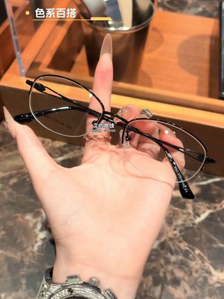 优雅不设限|这款半框眼镜也太显气质了吧! 超轻小框设计,日常通勤百搭不出错女款老花镜定制,可选防蓝光镜片轻盈佩戴无负担,悄悄提升精致感✨#老花镜推荐 #优雅知性 #时尚老花镜 #中老年老花镜 #送妈妈的礼物