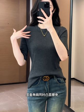 穿上这件打底衫,轻松变身气质女神! 姐妹们!这款衣服真的太好穿了!现在穿正好合适#面料柔软舒适 #针织衫 #舒适百搭 #内搭外穿都好看 #被秋日氛围感穿搭拿捏了