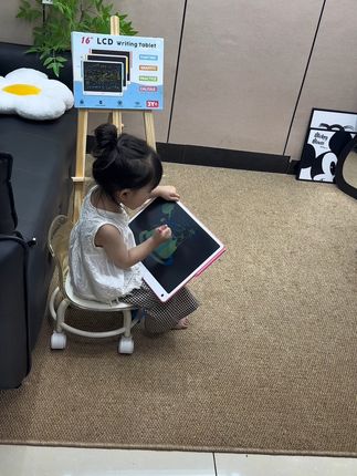 女儿心心念念的#液晶画板 终于到了 ,迫不及待用了起来,一键清除太方便了,女儿说还可以拿来当草稿纸用 #手写板 #开学季 #启蒙早教 #幼小衔接