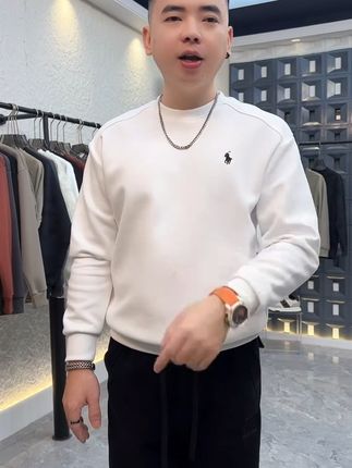 穿出时尚感,卫衣也能百搭!轻松退换无压力 这个冬天一定要入一件这样的衣服!面料柔软舒适、版型宽松不臃肿!关键现在有运费险,可以放心冲了!!#男生穿搭#品质男装#秋季穿搭#卫衣#男生秋冬穿搭配色