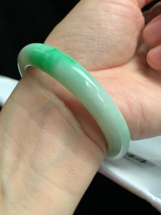 天然飘绿53圈翡翠手镯,戴上就是气质提升! 今天又来给大家分享一款超棒的手镯!6144#翡翠手镯 #阳绿翡翠手镯 #手镯控 #翡翠直播间 
