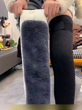 过冬神器来了!浪莎加绒加厚护膝深度体验!🧦 ✅ 加厚密绒内里:触感柔软,牢牢锁住体温,保暖性没得说。✅ 高弹透气面料:包裹感强但不紧绷,运动行走无压力,透气不闷汗。✅ 防滑设计:穿戴稳固,不易下滑,日常活动更安心。✅ 浪莎大品牌:品质有保障,做工精细,送长辈自用都放心。这个冬天,让你的膝盖告别寒冷!#加绒护膝 #保暖神器 #浪莎 #冬季必备 #好物分享