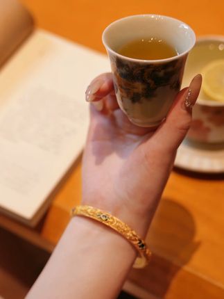 腕间蓝莲承古风,细雕慢琢藏匠心,戴的是饰物,更是一段岁月的故 #国风才是顶流 #新中式 #银饰 #手镯 #手镯分享