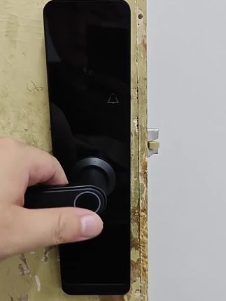 给爸妈换把智能锁 家里装了这个智能门锁后,出门再也不怕忘带钥匙啦!#一条视频告诉你空调省电大法 #俺妈主动开空调了#木门指纹锁