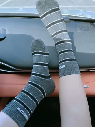 穿上就不想脱的高筒袜! 超级好看的条纹袜子,嘎嘎好穿#袜子 #中筒袜 #堆堆袜 #秋季穿搭 #国庆穿搭这就开始预备了