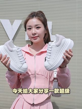 穿上这双轻便透气鞋,再也不怕买错! 姐妹们!这个季节一定要试试这种鞋子!!!真的太好穿了!而且有运费险!可以放心入!#迪丽热巴新中式恋夏风#围观红人神级出片现场#摆脱路人感的小个子女生穿搭#跟着白昼小熊DL摇打开恋夏风#梨形身材显瘦穿搭公式