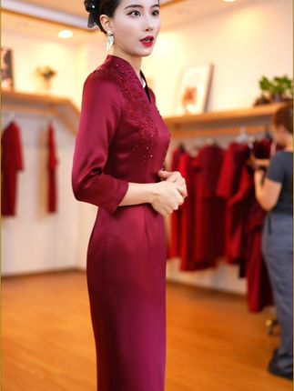 妈妈穿这款刺绣礼服,婚宴上回头率超高! 姐妹们!这个衣服真的太好穿了!!关键现在有运费险,拍回去不好看还可以退哦~#ootd穿搭#高级感穿搭#礼服#喜婆婆喜妈妈婚宴装#婚礼妈妈礼服