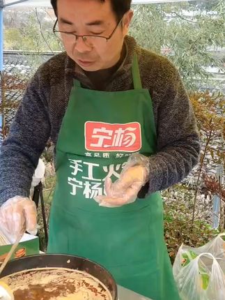 在家也能吃正宗火锅🔥一口锅底香辣过瘾! 宁杨家庭装360克手工老火锅底料,牛油味十足,香辣过瘾,好吃到停不下来。