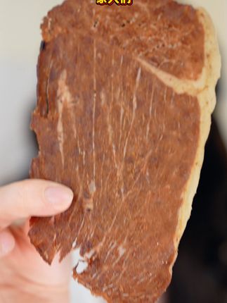 和牛脆片,一口咬下满嘴香! 今天又做了很多好吃的小肉干!有喜欢吃的吗?评论区留言哦~