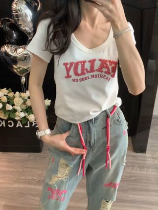 T恤+破洞阔腿牛仔裤,韩女氛围感穿搭Get 简约白T搭配超有设计感的破洞牛仔裤,慵懒随性又时髦✨ 拖地裤型直接把腿长拉满,日常出街这么穿,随手一拍都超有氛围感!#韩系穿搭 #夏日穿搭 #氛围感穿搭#t恤穿搭技巧 #慵懒穿搭分享 穿
