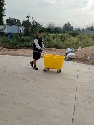 养殖设备#养殖场专用饲料车 今天下午发一批小三轮到云南、贵州!有需要的小朋友抓紧下单啦!!!#三农养殖#养猪人#养猪#畜牧养殖