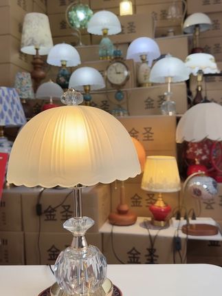 卧室太暗?这款水晶台灯,轻松点亮温馨夜晚! 这个台灯真的太好看了吧!关键现在下单还包邮哦~还有运费险呢!就是说不喜欢还可以退回去哈#护眼灯 #氛围灯 #台灯 #灯饰照明 #来抖音商城双11领超级补贴