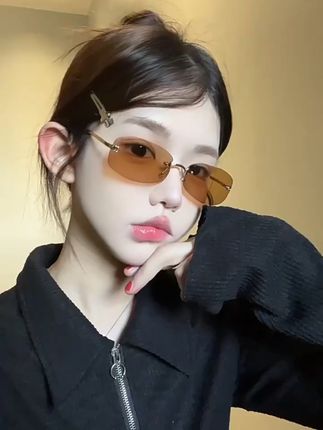 🔥2025新款无框蓝调墨镜来啦!Y2K千禧风拉满,复古高级感瞬间拿捏~欧美辣妹出街必备,阳光下自带滤镜,随手拍都是ins大片!💙#无框墨镜 #千禧风 #y2k #时尚单品 #太阳镜
