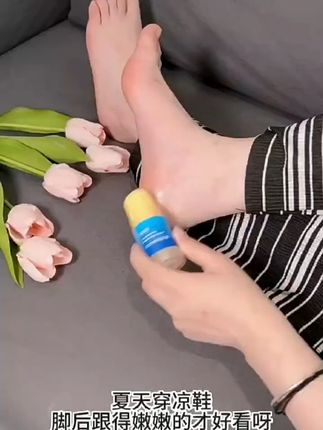穿凉鞋脚后跟干裂?一抹即润,告别粗糙! #穿凉鞋的季节 #脚后跟粗糙怎么变嫩 #脚后跟干裂 #穿凉鞋的脚 #足部干裂膏