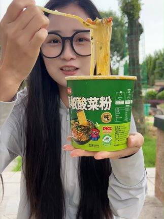 康西爷藤椒酸菜粉! 就一口、我敢说一定香迷糊你、让你爱上嗦粉!#酸辣粉 #康西爷 #藤椒酸菜 #嗦粉 #美食
