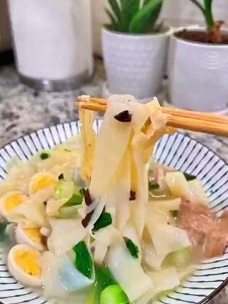 今麦郎板面挑战:10秒嗦完一根面…输的请喝可乐!💥 今麦郎板面 vs 普通泡面?辣度根本不在一个level!🌶️#今麦郎 #今麦郎安徽板面 #今麦郎牛肉板面 #美食分享