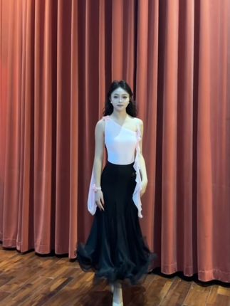 穿上它,每个舞步都自信满满! #国标舞 #摩登舞服 #舞蹈服 #优雅气质 #谁还没尝试琥珀流光风穿搭