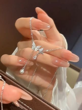 浪漫不止玫瑰 还有翩翩起舞的蝴蝶 蝴蝶项链:浪漫与永恒的交织  系于一缕爱意,随风飘散。爱意绵绵无期#高级感项链推荐 #礼物推荐 #纯银项链 #仙女饰品 #闪闪发光的你