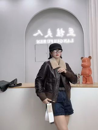 穿出时尚感,轻松退换无压力的小皮衣来了! 秋冬季节必备的一款时尚单品!这款羊毛绒短外套真的太好穿了!!关键现在有运费险,喜欢就赶紧冲吧~#显瘦穿搭#高级感穿搭#秋季穿搭#真皮皮衣#早秋不费力显贵穿搭