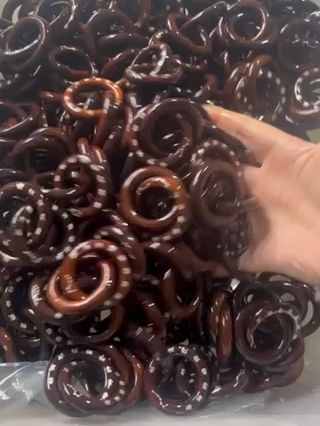 雷击木乾坤圈,天然雕刻,手串界的艺术品! 雕刻作品分享!这是一块来自大兴安岭的银老料,它有故事、有灵魂…#非遗传承#民间手艺#非遗文化传承#传统手艺#雷击枣木