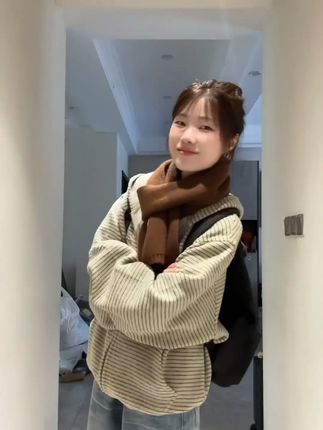 哇塞!这个氛围感~真的好有古早味! #秋日户外就穿琥珀系 #小个子穿搭 #毫不费力的打开初秋穿搭 #入秋的第一件外套 #夏末初秋过渡也要穿得有巧思