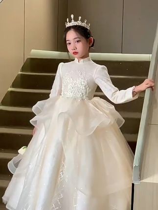 小公主的梦幻时刻,婚礼花童也能闪耀全场! 女儿穿小黑裙参加婚礼超好看!这个年龄的小女孩真的太好看了吧~#女童穿搭#萌娃穿搭#儿童礼服#公主裙#又是跟着人类幼崽学穿搭的一天